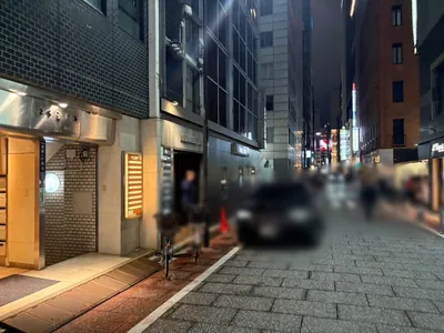 オムラウンジへの道順 9／9：二つ目の十字路の手前左手に銀座オムラウンジの入る「WATANABE1stビル」があります。