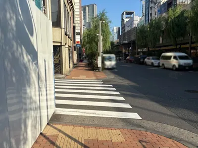 ルシェンテへの道順 6／8：左手路地を越え、横断歩道を渡り直進します。