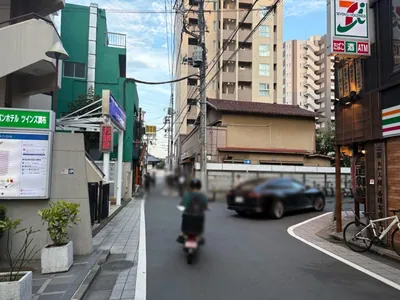オブロングラウンジへの道順 3／6：右手路地を越えて直進します。
