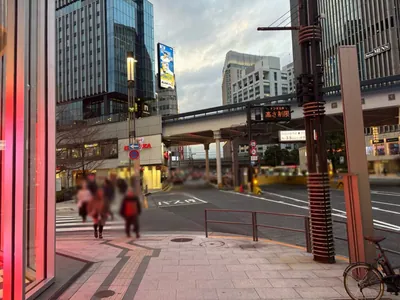 ツリーへの道順 3／8：一つ目の路地を左折します。