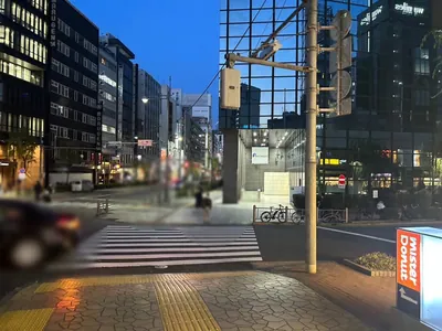 レリアへの道順 4／11：二つ目の横断歩道を渡って右折します。