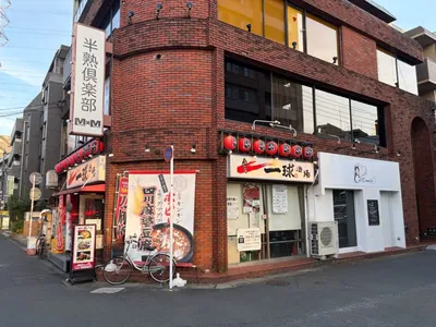 キャットコネクトへの道順 5／5：右折後すぐ左手に志木キャットコネクトの入る「中島ビル」があります。
