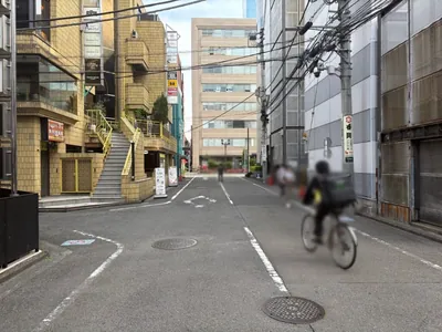 エースへの道順 11／11：左手の三つ目の路地を越えたビルが立川エースの入る「ソシアルプラザ・クロスオーバービル」です。