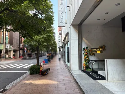 ルージュへの道順 9／10：左手路地を越えて直進を続けます。