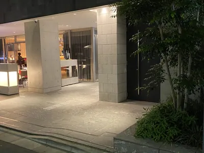 ローゼへの道順 7／7：そのまま直進して突き当りの手前の右手に六本木ローゼの入る後藤ビルがあります。