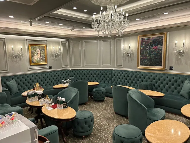王族 （オウゾク）の店内
