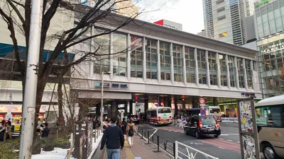 リセントへの道順 2／7：スクランブル交差点に突き当たったら左折します。