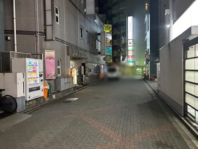 アマルフィへの道順 8／8：直進し、T字路手前左手に津田沼アマルフィの入る「第一辰巳ビル」があります。