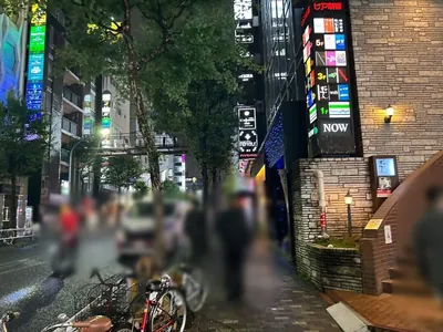 セナランドへの道順 11／11：少し歩くと歌舞伎町セナランドの入る「ダイヤモンドビル」があります。