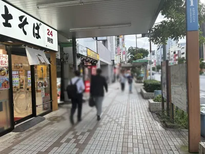 ビビへの道順 2／3：駅を背に左手に進みます。