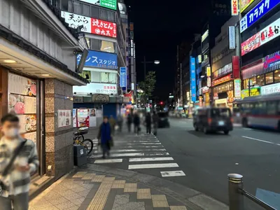 イエローラブへの道順 7／8：一つ目の左手路地を横断歩道を渡らずに左折します。