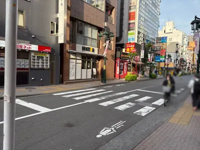 グラントへの道順 5／10：横断歩道を渡ります。