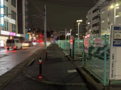 マテリアへの道順 4／6：直進すると右手に駐輪場が出てくるのでそのまま直進をします。