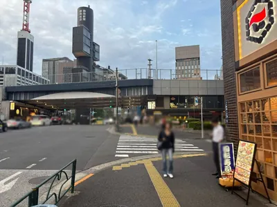 ルクシアへの道順 3／7：横断歩道を渡って直進を続けます。
