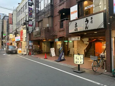 美南 （ミナミ）への道順 7／7：少し進むと右手に池袋美南の入る「梅本ビル」があります。