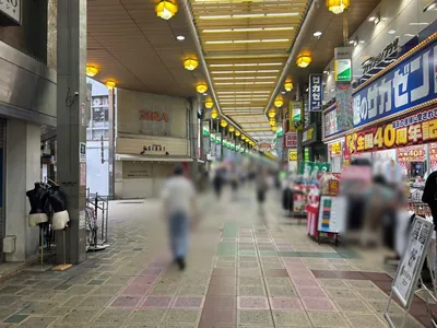ラグジュアリーへの道順 5／6：左手路地も超えて直進します。