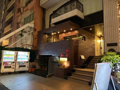 スワロウハウスへの道順 12／12：少し進むと右手に六本木スワロウハウスの入る「麻布エスビル」があります。