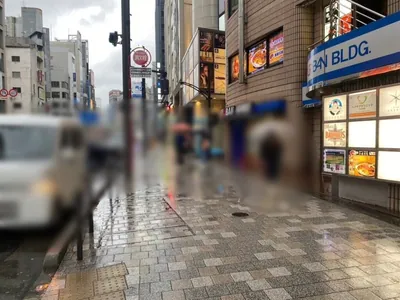 バッドガールズ （Campus Cafe BADD GIRLS 六本木）への道順 3／5：横断歩道を渡ったら左折します。