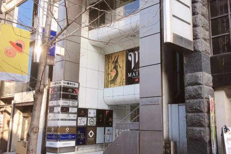 F4ラウンジ(エフフォーラウンジ)の店内