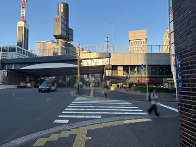 メニルへの道順 3／12：一つ目の横断歩道を渡って直進を続けます。