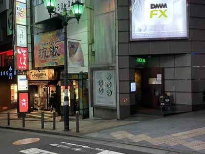 パルファンへの道順 3／6：交差点の手前の右手角にシシリアという飲食店のある下り坂が出てくるので右折して下ります。