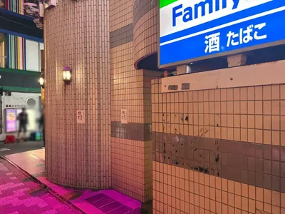 リビアンへの道順 6／6：二つ目の右路地手前に上野リビアンが入る「SN湯島ビル」があります。