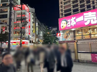 暁 （アカツキ）への道順 2／5：正面の横断歩道を渡り直進します。