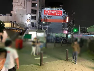 ルパンへの道順 2／5：ロータリーを左手にロータリー沿いを歩きます。