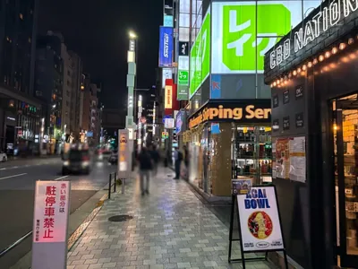 ジエリートへの道順 5／5：少し進むと右手に六本木ジエリートが入る「正直屋ビル」があります。