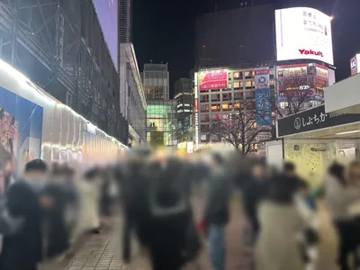 ヴェスパーへの道順 2／6：ハチ公口を背中にして直進します。