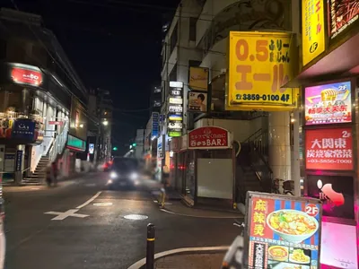 翡翠 （ヒスイ）への道順 8／9：二つ目の右手路地を右折します。