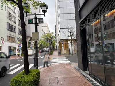 チックへの道順 9／10：十字路を越えて直進をします。