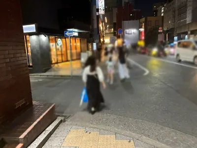 かえでのへやへの道順 11／15：左手二つ目の路地を越えて直進を続けます。