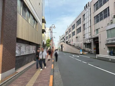 スカイキャッスルへの道順 4／12：線路を右手に直進します。