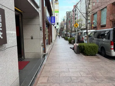 アユカワ （あゆかわ）への道順 7／10：「難波橋」の交差点を左折します。