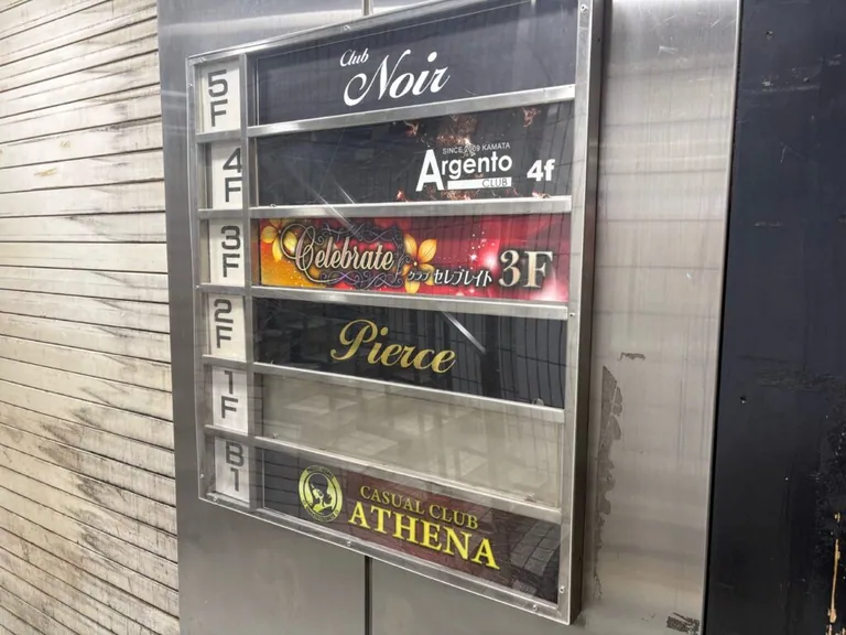 ピアスの店内