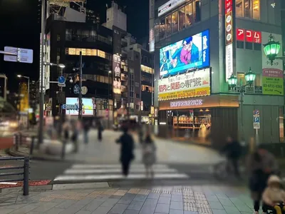 ゼットラウンジへの道順 2／7：駅を背中にして右へ歩きます。