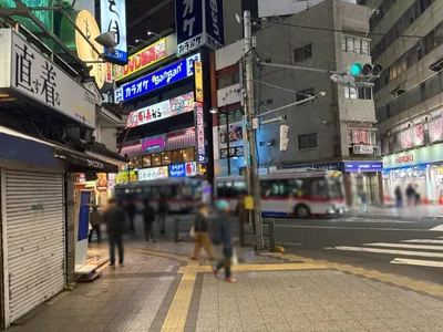 イエローラブへの道順 6／8：交差点を横断歩道を渡らずに左折します。