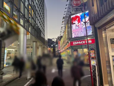 オシモへの道順 6／9：マークシティを左手に、突き当りまで直進します。