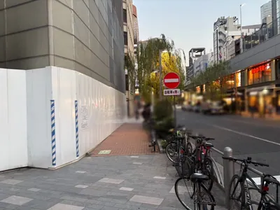 胡蝶 （コチョウ）への道順 5／11：横断歩道を渡ったら右折します。