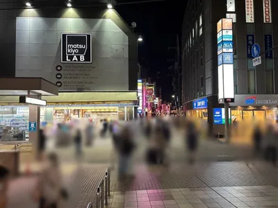 アメリアへの道順 2／3：駅を背にして左手へ進みます。