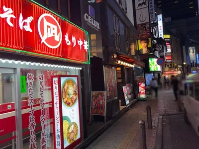 セリュックスへの道順 10／10：左折後、すぐ左手に歌舞伎町セリュックスの入る「三経32ビル」があります。