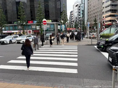 インタイトルへの道順 2／5：駅を背にして正面の横断歩道を渡ります。