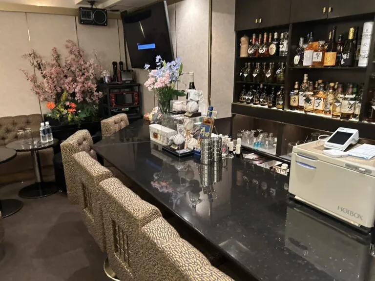 夕やけ小やけの店内