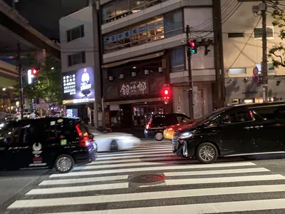 レトルフへの道順 1／5：西麻布交差点を渋谷方面へ歩きます。