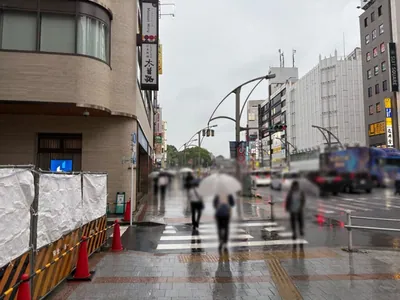 クラスへの道順 3／8：一つ目の左手路地を越えて直進をします。