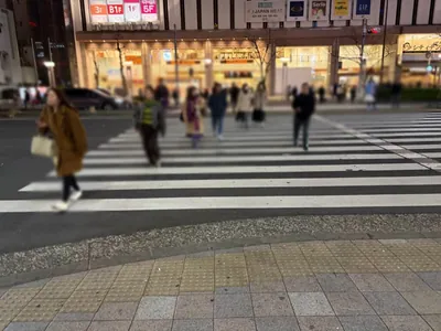 享楽 （キョウラク）への道順 3／8：正面の横断歩道を渡ります。