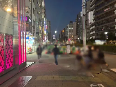 ハナビへの道順 6／8：左手路地を超えて直進します。