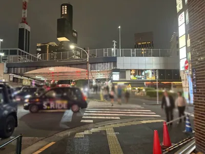 セナへの道順 3／7：一つ目の横断歩道を渡り直進します。