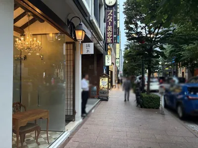 予詩 （ヨシ）への道順 10／10：左手に銀座予詩の入る「中島商事ビル」があります。